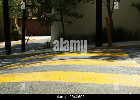 Bodenschwelle auf leerer Straße. Straßenregeln Stockfoto