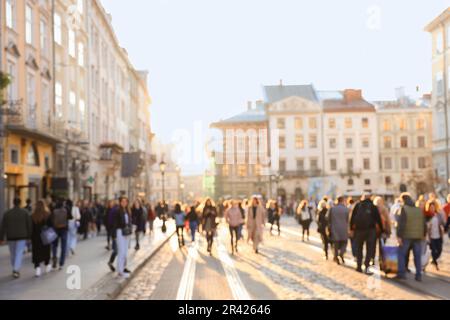 Verschwommener Blick auf die Leute, die auf der Straße der Stadt laufen Stockfoto