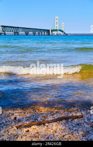 Mackinac Bridge über Lake Michigan und Lake Huron Stockfoto