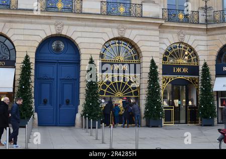 Paris, Frankreich - 10. Dezember 2022: Außenansicht des Christian Dior Store mit Weihnachtsdekor Stockfoto