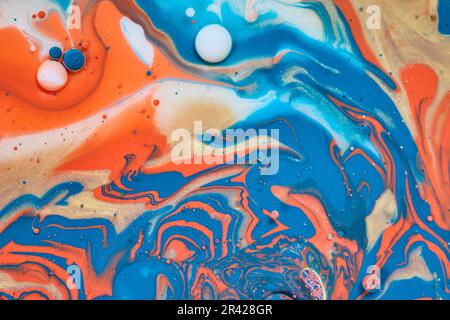 Abstrakte Ölpest mit Regenbogen in Orange-Blau und Gold mit weißen Kugeln und blauen Blasen im Hintergrund Stockfoto
