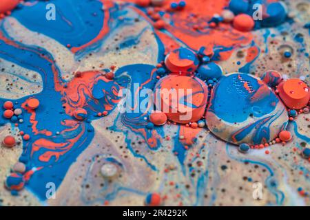 Unordentliches Experiment mit Acrylfarbe und -Öl in horizontalem Hintergrund-Asset Stockfoto