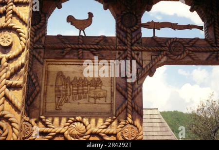 Maramures, Rumänien, ca. 2000. Details zu einem traditionellen Holztor im Museum der rumänischen Frau. Stockfoto