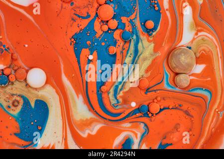 Gekrümmte Linien aus orange-blauem Gold und Weiß in einem Meer abstrakter Farben in horizontalem Hintergrund Stockfoto