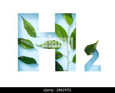 H2 Wasserstoffsymbol aus geschnittenem Papier und grünen Blättern auf blauem Hintergrund. Konzept für emissionsfreie Biokraftstoffe Stockfoto