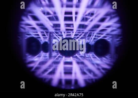 Abstrakter Hintergrund mit violetten und weißen Linien und dunklen Kugeln Stockfoto