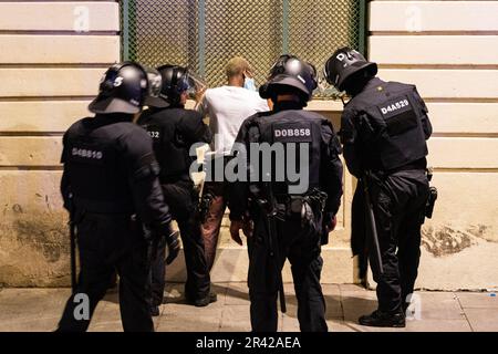 Sitges, Barcelona, Spanien. 25. Mai 2023. Eine Gruppe von Antifaschisten wird von den Mossos de Esquadra gekapselt und identifiziert, nachdem sie Eier auf die Polizeilinie warfen, die sie daran hinderte, sich der Anti-Squatting-Demonstration unter der Leitung der Desokupa-Firma in Barcelona zu nähern. (Kreditbild: © Marc Asensio Clupes/ZUMA Press Wire) NUR REDAKTIONELLE VERWENDUNG! Nicht für den kommerziellen GEBRAUCH! Stockfoto