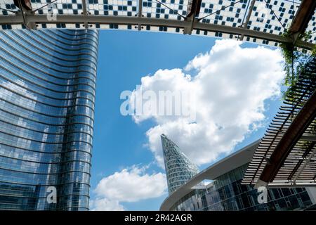 GAE Aulenti Square im Herzen von Mailand. Der modernste Platz in Mailand, Italien. Stockfoto