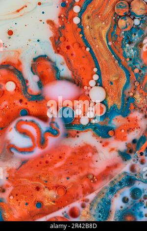 Bunte Globs im abstrakten Hintergrund von Farbe und Milch Stockfoto