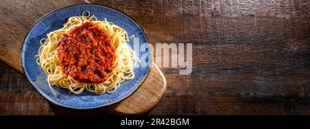 Zusammensetzung mit einem Teller Spaghetti Bolognese. Stockfoto