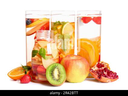 Flaschen mit infundiertem Wasser mit verschiedenen Obstscheiben auf weißem Hintergrund Stockfoto