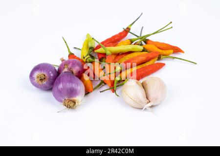 Gewürze: Chili, Curly Chili, Zwiebelknoblauch und Schalotten isoliert auf weißem Hintergrund Stockfoto