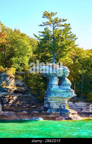 Nationalpark Pictured Rocks mit hohen Bäumen auf Klippen und seegrünem Wasser Stockfoto