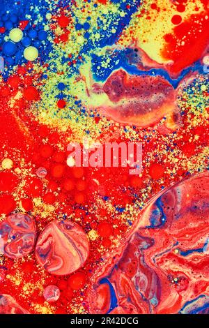 Abstrakter blauer Himmel mit gelben Sternen und flammender roter Vulkanexplosion als vertikaler Hintergrund-Aktivposten Stockfoto