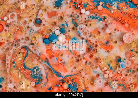Farben wie Erbrochenes setzen sich in abstraktem Acrylguss mit Farbblasen im horizontalen Hintergrund ab Stockfoto