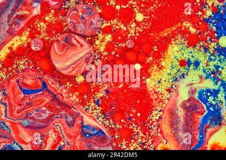 Kugelförmige Kuppeln mit roter blauer und gelber Farbe in abstrakter Hintergrundfarbe Stockfoto