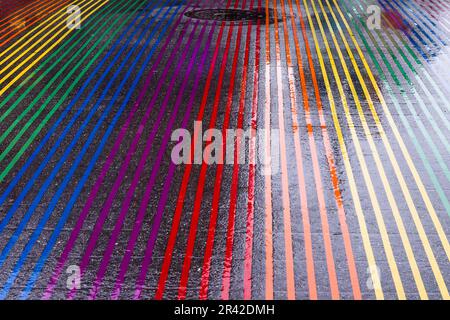 Rainbow Crosswalk an einem regnerischen Tag im Castro District, San Francisco, Kalifornien. Leerer Platz. Stockfoto