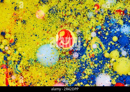 Gelber Hintergrund mit Blasen aus blauem, rotem und weißem Asset Stockfoto