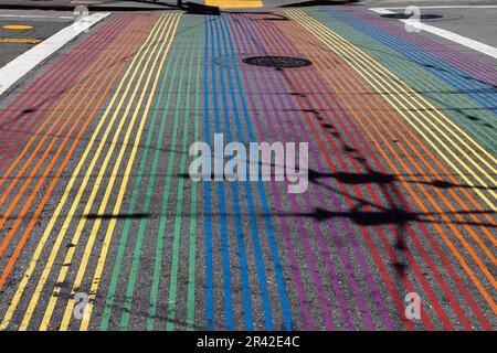 Rainbow Crosswalk an einem sonnigen Tag mit komplexen Schatten im Castro District, San Francisco, Kalifornien. Hintergrund für leeren Raum Stockfoto