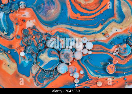 Horizontales Hintergrundmaterial abstrakter Wirbel orangefarbener, blauer und goldener Eierkugeln Stockfoto