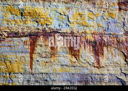 Hintergrundstreifen von gemalten Mineralien auf Pictured Rocks mit Gelb und Rost Stockfoto
