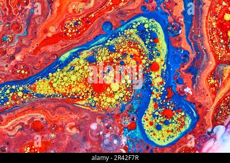 Abstraktes Jazzinstrument mit blauer gelber und roter Acrylfarbe und Blasen im Hintergrund Stockfoto
