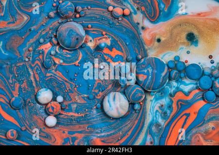 Horizontales abstraktes Element zum Malen des Hintergrunds mit mehreren Blasen in gemischten Farben von Blau-Orange-Weiß und Kaltweiß Stockfoto
