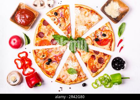 Auswahl an Pizza mit verschiedenen Stücken auf weißem Hintergrund und Zutaten. Pepperoni, vegetarische und Meeresfrüchte-Pizza Stockfoto