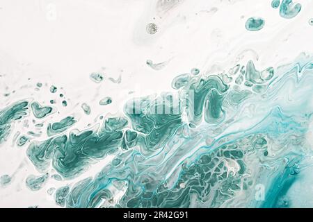 Flüssige Art Acrylfarben. Abstrakte Mischung von blauen und grünen Wellen auf weißem Hintergrund. Flüssigkeitsströmung spritzt. Backgro mit Marmoreffekt Stockfoto