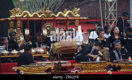 Niyaga ist ein traditioneller Musikinstrument-Player von Java Stockfoto