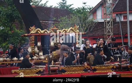 Niyaga ist ein traditioneller Musikinstrument-Player von Java Stockfoto