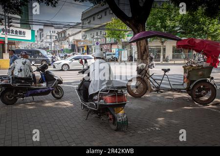 Rikscha-Fahrer Ecke Pishi Street, Gusu District, Suzhou, Jiangsu Stockfoto