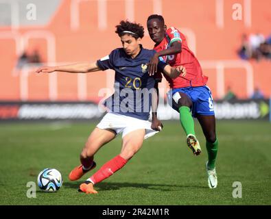 (230526 U20) -- MENDOZA, 26. Mai 2023 (Xinhua) -- Salifu Colley (R) von Gambia spielt mit Martin Adeline von Frankreich während des FIFA-Weltmeisterschaftsspiels F zwischen Frankreich und Gambia in Mendoza, Argentinien, 25. Mai 2023. (TELAM/Handout über Xinhua) Stockfoto