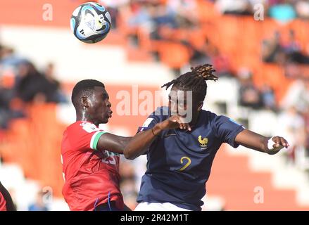 (230526 U20) -- MENDOZA, 26. Mai 2023 (Xinhua) -- Haruna Rasid Njie (L) aus Gambia spielt mit Malamine Efekele aus Frankreich während des FIFA-Weltmeisterschaftsspiels F zwischen Frankreich und Gambia in Mendoza, Argentinien, 25. Mai 2023. (TELAM/Handout über Xinhua) Stockfoto