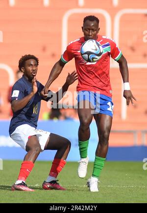 (230526 U20) -- MENDOZA, 26. Mai 2023 (Xinhua) -- Ebrima Singhateh (R) von Gambia spielt mit Jordan Semedo Varela von Frankreich während des FIFA-Weltmeisterschaftsspiels F zwischen Frankreich und Gambia in Mendoza, Argentinien, 25. Mai 2023. (TELAM/Handout über Xinhua) Stockfoto