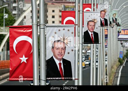 Eines der Poster des AKP-Vorsitzenden Recep Tayyip Erdogan, der als Reaktion darauf abgerissen wurde, ist abgebildet. In Diyarbakir, wo die kurdische Opposition die stärkste Stadt in der Türkei ist, sind Plakate des Präsidenten und des Vorsitzenden der Partei für Gerechtigkeit und Entwicklung (AKP) Recep Tayyip Erdogan und des Vorsitzenden der Republikanischen Volkspartei (CHP) Kemal Kilicdaroglu, Die in der zweiten Runde der Präsidentschaftswahlen am 28. Mai antreten werden, wurden an den Wänden von Überführungen und Gebäuden mit Werbetafeln aufgehängt. Ein erheblicher Teil der Kurden ist wütend auf bot Stockfoto