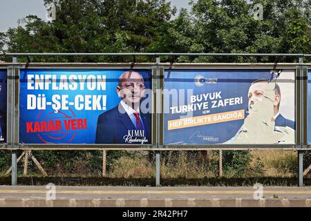 Eines der Poster des Vorsitzenden der Präsidentschaftskandidaten und der Partei für Gerechtigkeit und Entwicklung (AKP), Recep Tayyip Erdogan, das als Reaktion abgerissen wurde. Auf der linken Seite ist ein Poster seines Gegners, des Vorsitzenden der Republikanischen Volkspartei (CHP), Kemal Kilicdaroglu, zu sehen. In Diyarbakir, wo die kurdische Opposition die stärkste Stadt in der Türkei ist, sind Plakate des Präsidenten und des Vorsitzenden der Partei für Gerechtigkeit und Entwicklung (AKP) Recep Tayyip Erdogan und des Vorsitzenden der Republikanischen Volkspartei (CHP) Kemal Kilicdaroglu, Die in der zweiten Runde der Präsidentschaftswahlen am 28. Mai antreten werden, wurden an die Mauern der Überführung gehängt Stockfoto