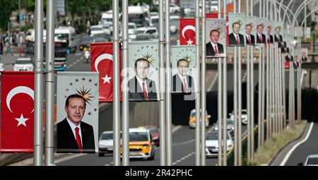 Eines der Poster des AKP-Vorsitzenden Recep Tayyip Erdogan, der als Reaktion darauf abgerissen wurde, ist abgebildet. In Diyarbakir, wo die kurdische Opposition die stärkste Stadt in der Türkei ist, sind Plakate des Präsidenten und des Vorsitzenden der Partei für Gerechtigkeit und Entwicklung (AKP) Recep Tayyip Erdogan und des Vorsitzenden der Republikanischen Volkspartei (CHP) Kemal Kilicdaroglu, Die in der zweiten Runde der Präsidentschaftswahlen am 28. Mai antreten werden, wurden an den Wänden von Überführungen und Gebäuden mit Werbetafeln aufgehängt. Ein erheblicher Teil der Kurden ist wütend auf bot Stockfoto