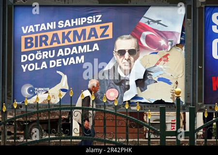 Eines der Poster des AKP-Vorsitzenden Recep Tayyip Erdogan, der als Reaktion darauf abgerissen wurde, ist abgebildet. In Diyarbakir, wo die kurdische Opposition die stärkste Stadt in der Türkei ist, sind Plakate des Präsidenten und des Vorsitzenden der Partei für Gerechtigkeit und Entwicklung (AKP) Recep Tayyip Erdogan und des Vorsitzenden der Republikanischen Volkspartei (CHP) Kemal Kilicdaroglu, Die in der zweiten Runde der Präsidentschaftswahlen am 28. Mai antreten werden, wurden an den Wänden von Überführungen und Gebäuden mit Werbetafeln aufgehängt. Ein erheblicher Teil der Kurden ist wütend auf bot Stockfoto