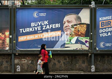 Eines der zerrissenen Plakate des AKP-Vorsitzenden Recep Tayyip Erdogan, des Präsidentschaftskandidaten und der Partei für Gerechtigkeit und Entwicklung, ist abgebildet. In Diyarbakir, wo die kurdische Opposition die stärkste Stadt in der Türkei ist, sind Plakate des Präsidenten und des Vorsitzenden der Partei für Gerechtigkeit und Entwicklung (AKP) Recep Tayyip Erdogan und des Vorsitzenden der Republikanischen Volkspartei (CHP) Kemal Kilicdaroglu, Die in der zweiten Runde der Präsidentschaftswahlen am 28. Mai antreten werden, wurden an den Wänden von Überführungen und Gebäuden mit Werbetafeln aufgehängt. Ein erheblicher Teil der Kurden ist wütend auf beide Führer, weil sie zusammenarbeiten Stockfoto