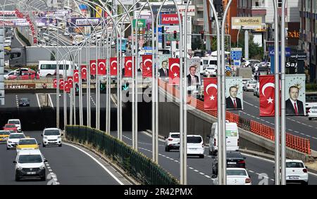 Eines der Poster des AKP-Vorsitzenden Recep Tayyip Erdogan, der als Reaktion darauf abgerissen wurde, ist abgebildet. In Diyarbakir, wo die kurdische Opposition die stärkste Stadt in der Türkei ist, sind Plakate des Präsidenten und des Vorsitzenden der Partei für Gerechtigkeit und Entwicklung (AKP) Recep Tayyip Erdogan und des Vorsitzenden der Republikanischen Volkspartei (CHP) Kemal Kilicdaroglu, Die in der zweiten Runde der Präsidentschaftswahlen am 28. Mai antreten werden, wurden an den Wänden von Überführungen und Gebäuden mit Werbetafeln aufgehängt. Ein erheblicher Teil der Kurden ist wütend auf bot Stockfoto