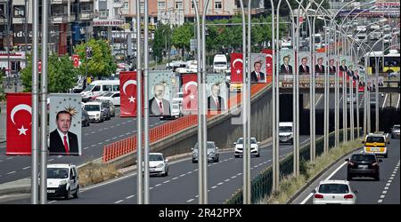 Eines der Poster des AKP-Vorsitzenden Recep Tayyip Erdogan, der als Reaktion darauf abgerissen wurde, ist abgebildet. In Diyarbakir, wo die kurdische Opposition die stärkste Stadt in der Türkei ist, sind Plakate des Präsidenten und des Vorsitzenden der Partei für Gerechtigkeit und Entwicklung (AKP) Recep Tayyip Erdogan und des Vorsitzenden der Republikanischen Volkspartei (CHP) Kemal Kilicdaroglu, Die in der zweiten Runde der Präsidentschaftswahlen am 28. Mai antreten werden, wurden an den Wänden von Überführungen und Gebäuden mit Werbetafeln aufgehängt. Ein erheblicher Teil der Kurden ist wütend auf bot Stockfoto