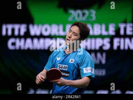 Durban, Südafrika. 25. Mai 2023. Lim Jonghoon aus Südkorea reagiert während der Männerrunde 16 gegen Ma Long aus China bei den ITTF Table Tennis World Championships Finals 2023 in Durban, Südafrika, 25. Mai 2023. Kredit: Han Xu/Xinhua/Alamy Live News Stockfoto