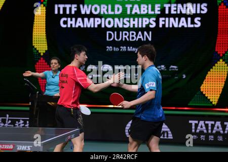 Durban, Südafrika. 25. Mai 2023. MA Long (vorne L) aus China begrüßt Lim Jonghoon aus Südkorea nach der Singlespiele der Männer im Jahr 16 bei den ITTF Table Tennis World Championships Finals 2023 in Durban, Südafrika, 25. Mai 2023. Kredit: Han Xu/Xinhua/Alamy Live News Stockfoto