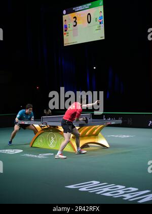 Durban, Südafrika. 25. Mai 2023. MA Long (R) aus China spielt bei den Finalen der ITTF Table Tennis World Championships 2023 in Durban, Südafrika, während der Singles der Männer im Jahr 16 gegen Lim Jonghoon aus Südkorea, am 25. Mai 2023. Kredit: Han Xu/Xinhua/Alamy Live News Stockfoto
