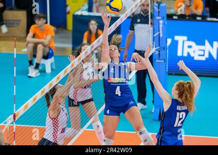 Lanciano, Italien. 22. Mai 2023. Francesca Bosio (Nr. 4) und Alessia Mazzaro (R) aus Italien in Aktion während des DHL Test Match Tournament womenís Volleyball zwischen Italien und Kroatien im Palazzetto dello Sport. Endstand: Italien 3:1 Kroatien. (Foto: Davide Di Lalla/SOPA Images/Sipa USA) Guthaben: SIPA USA/Alamy Live News Stockfoto