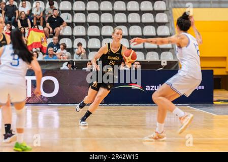 Vigo, Spanien. 25. Mai 2023. der spanische Teamplayer Gil, verteidigt von italienischem Trucco, bereitet sich darauf vor, den Ball zu übergeben und ein neues Angriffsspiel zu beginnen. Kredit: xan Gasalla / Alamy Live News. Stockfoto