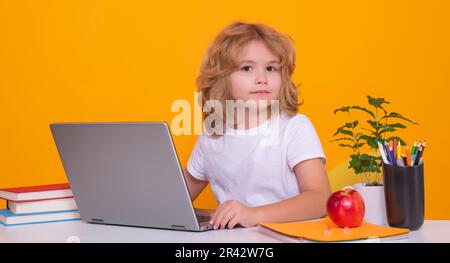 Schulkind, das einen Laptop benutzt. Schüler lernen im Unterricht Englisch in der Schule. Grundschulkind. Porträt von Stockfoto