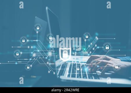 Cybersicherheits- und Datenschutzkonzepte zum Schutz von Daten. Schlosssymbol und Sicherheitstechnologie für das Internet-Netzwerk. Geschäftsfrau, die personenbezogene Daten bei Lapt schützt Stockfoto