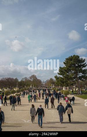 Jardin des Tuileries (Tuileriengarten) an einem Frühlingstag in Paris, Frankreich. 25. März 2023. Stockfoto